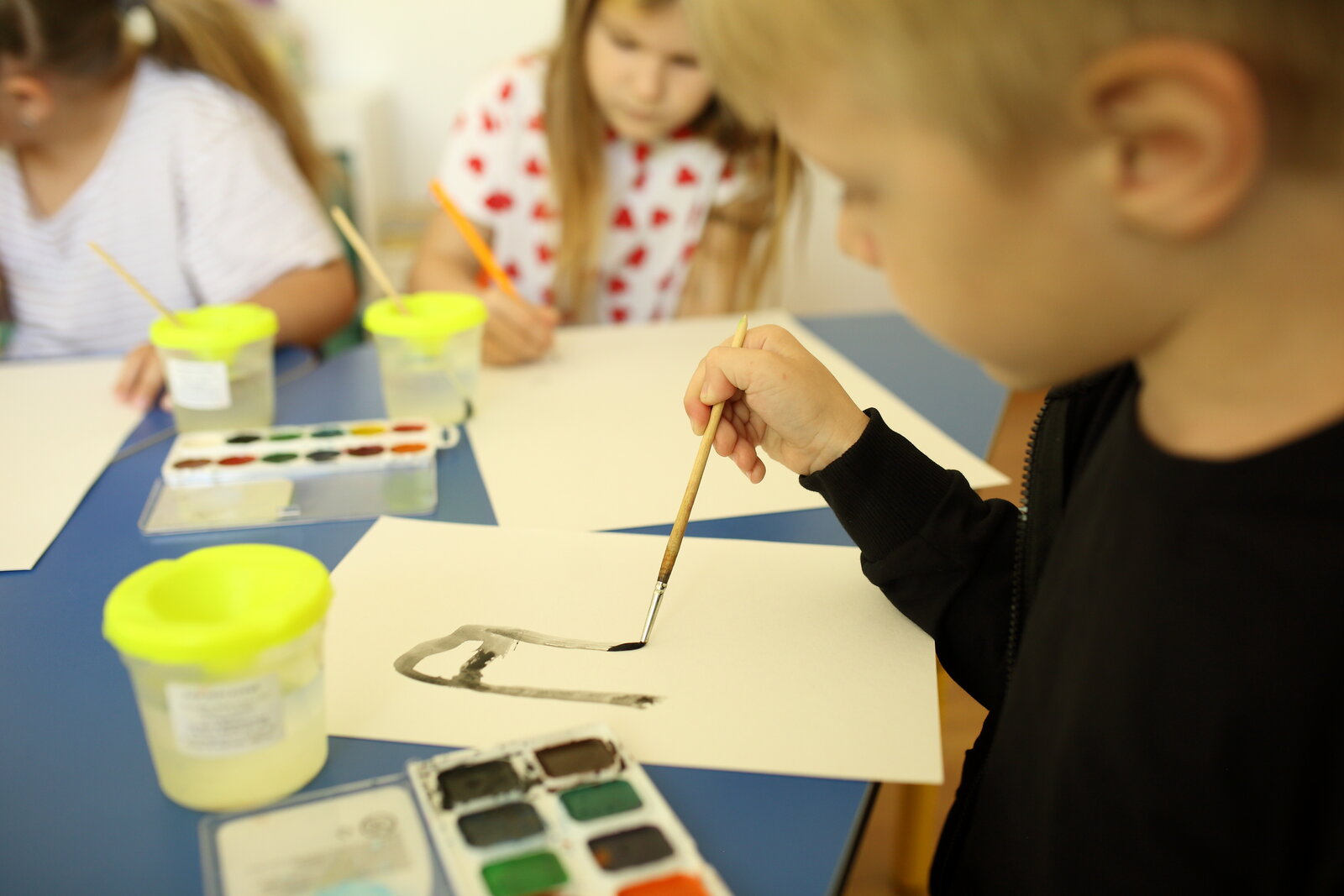 Through drawing, the children forget the traumas they have had to go through Through drawing, the children forget the traumas they have had to go through