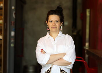 The painter who draws smiles on the faces of children chased by war 