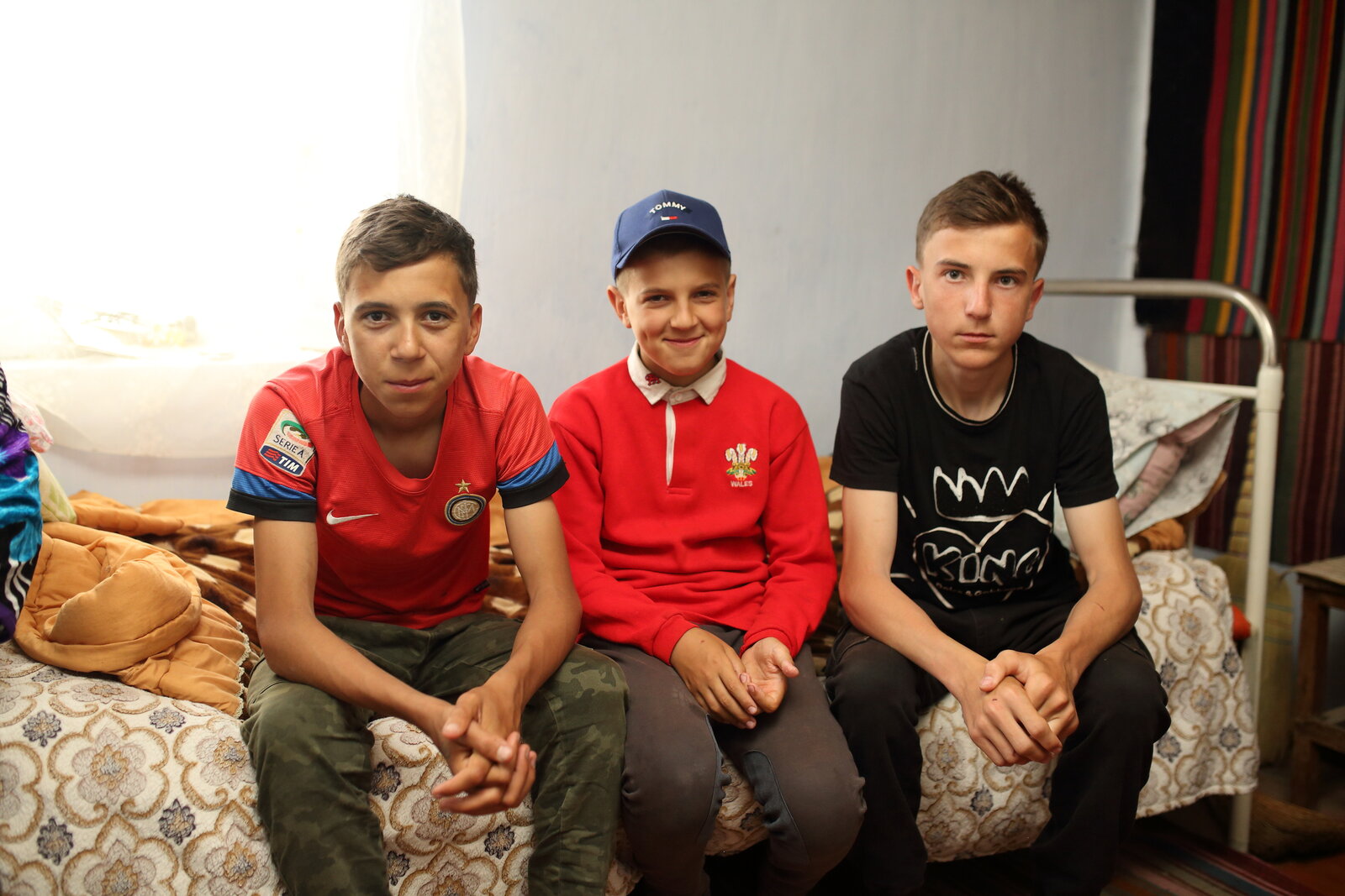 Cei 3 băieți minori ai familiei Emi: Petru 17, Pavel 15, Dorin 10 Cei 3 băieți minori ai familiei Emi: Petru 17, Pavel 15, Dorin 10