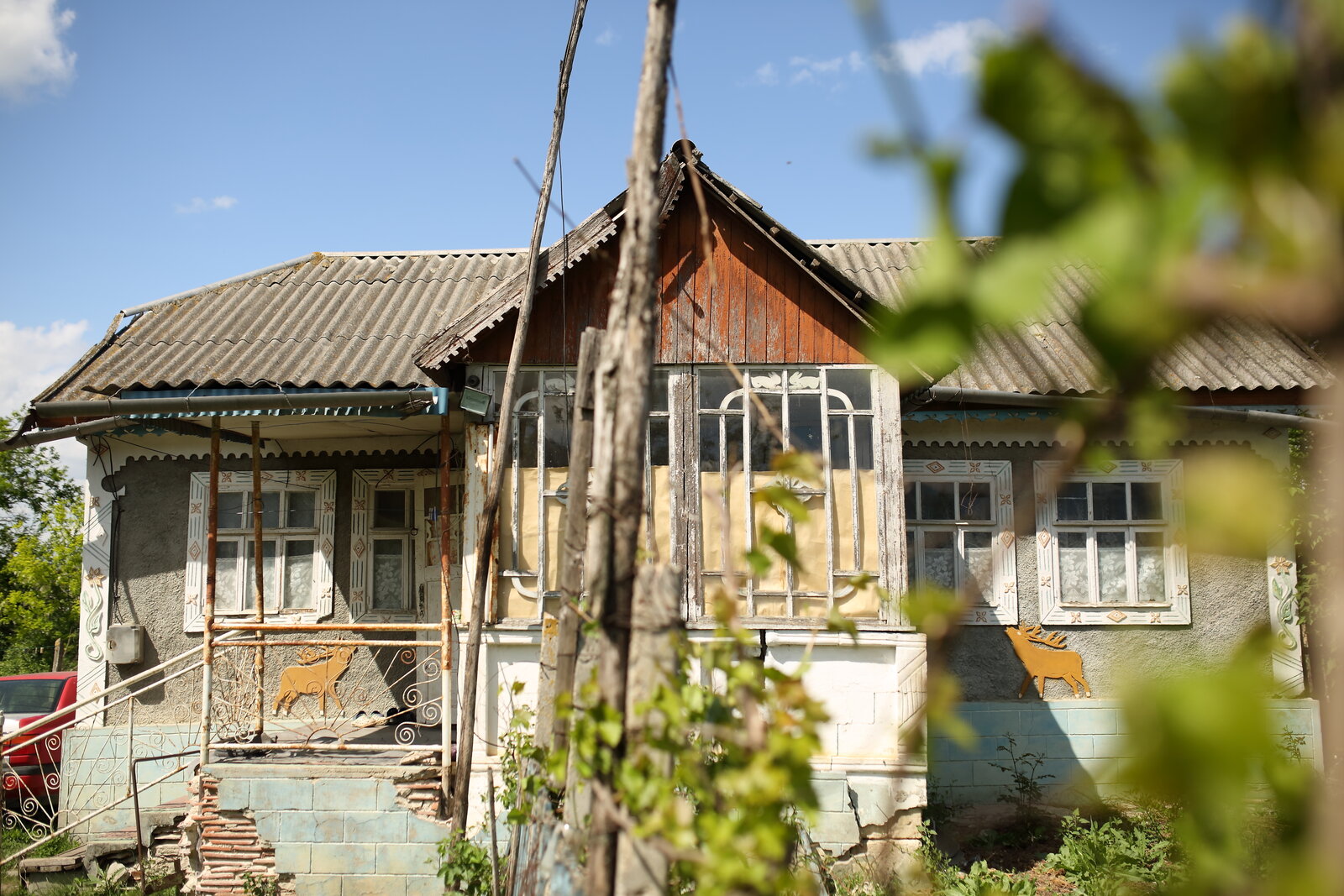 Casă care adăpostește acum familia Emi Casă care adăpostește acum familia Emi