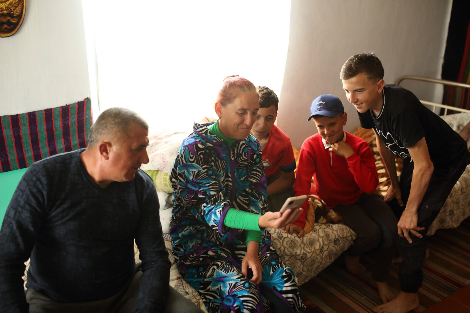 Noutățile din Ucraina, familia Emi le află doar din spusele vecinilor. Nu au internet sau telefoane mobile Noutățile din Ucraina, familia Emi le află doar din spusele vecinilor. Nu au internet sau telefoane mobile