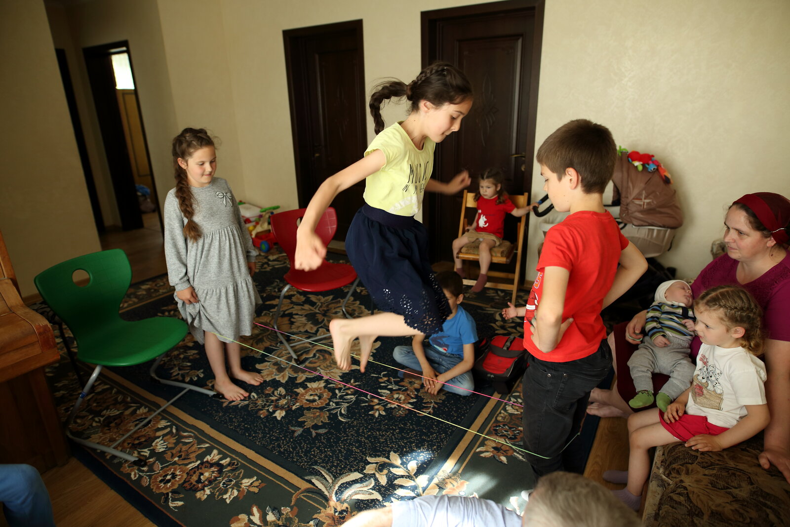 In casa familiei Mihailov e ca într-o tabără de vară In casa familiei Mihailov e ca într-o tabără de vară