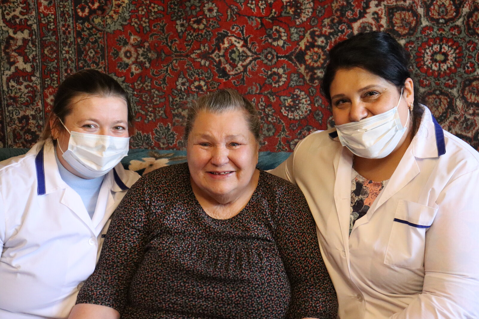 Când vin ”fetele de la centrul „Zabota”, Galinei îi dau lacrimi de bucurie Când vin ”fetele de la centrul „Zabota”, Galinei îi dau lacrimi de bucurie