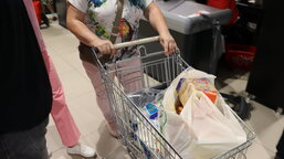 Refugiații ucraineni vor primi carduri pentru produse alimentare şi de igienă