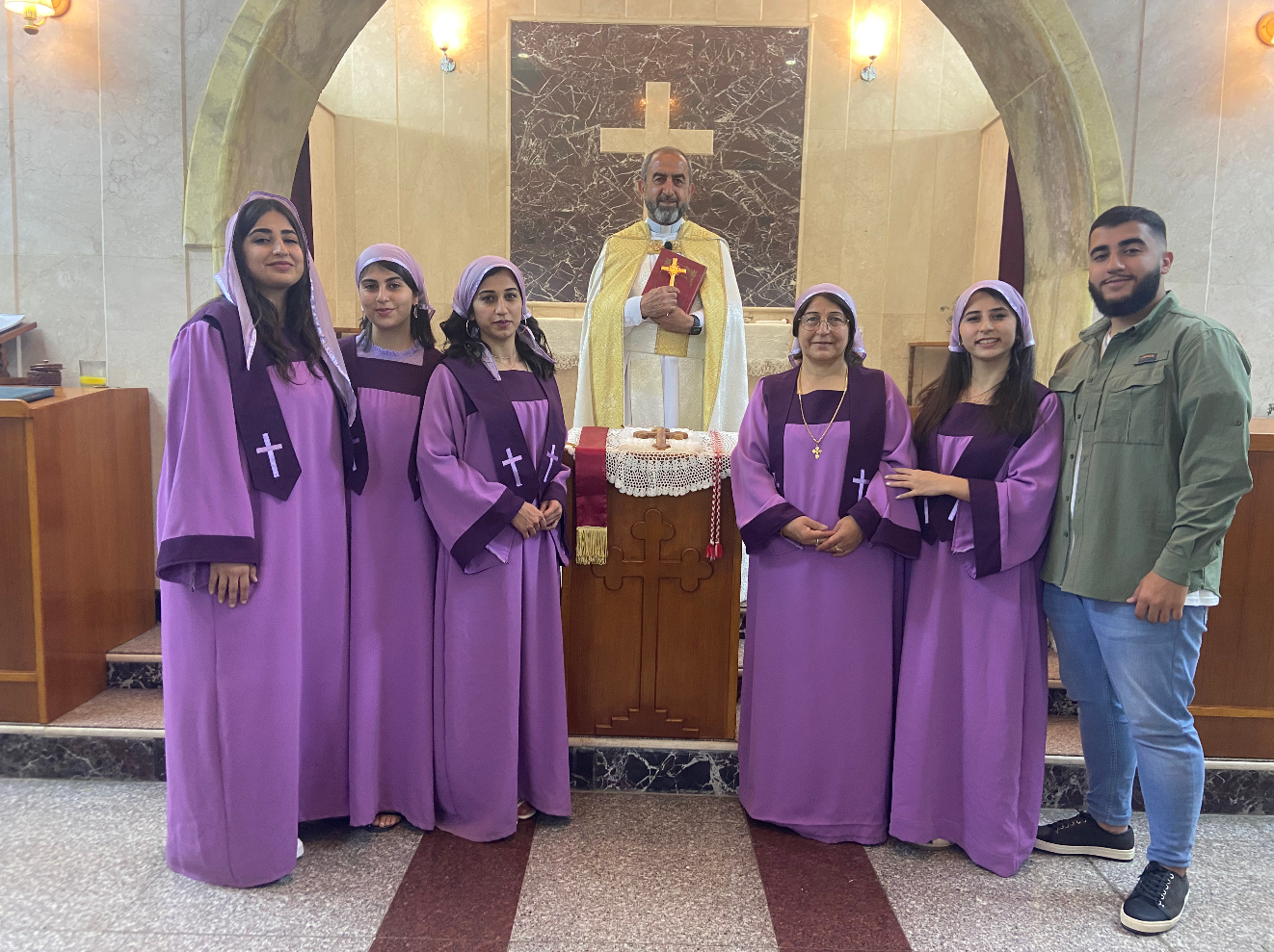 În Vinerea Mare, creștinii irakieni se roagă în biserică până noaptea târziu