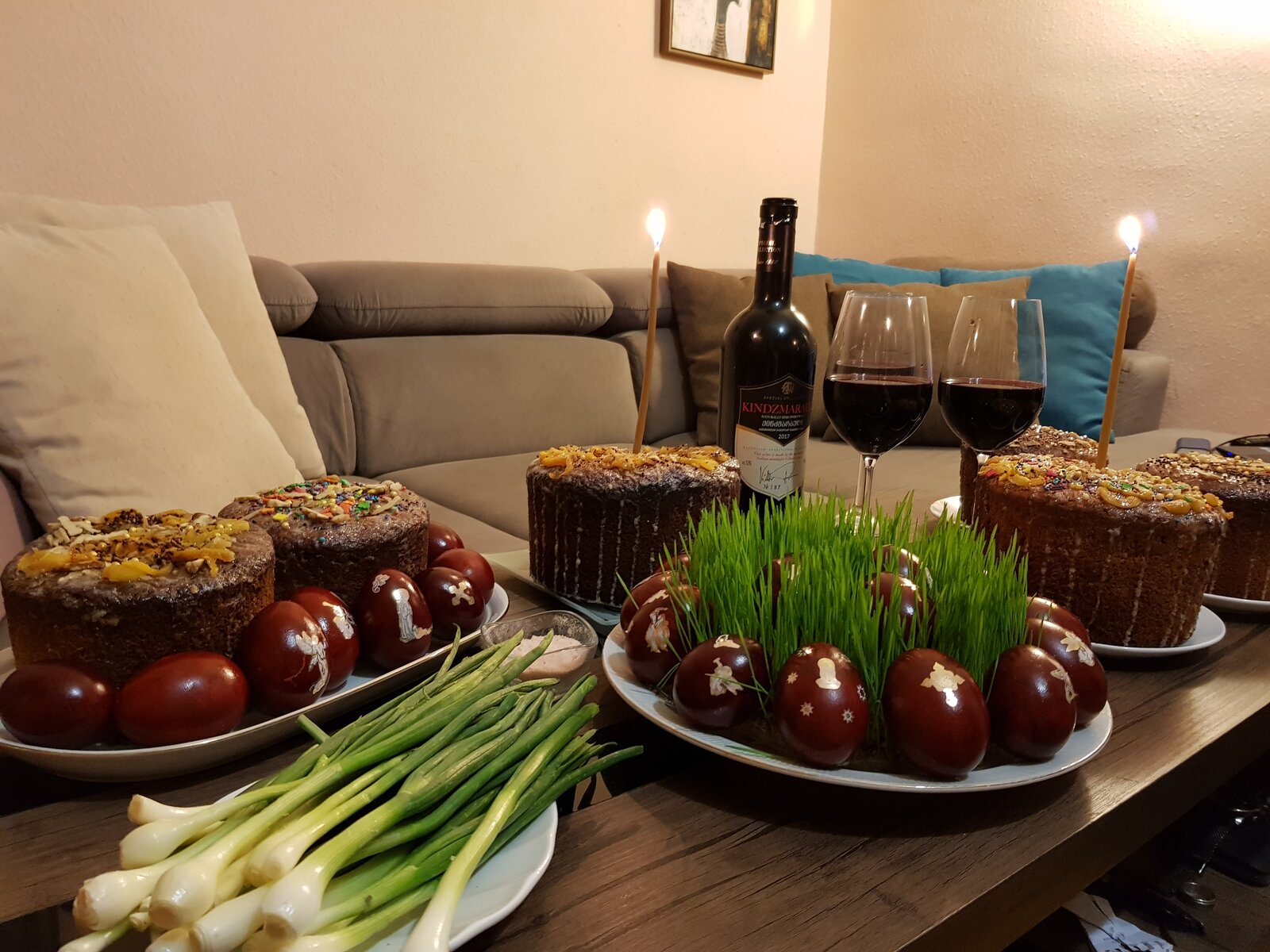 Una dintre tradițiile semnificative pentru georgieni, în timpul săptămânii de Paște, este vizitarea cimitirelor rudelor și aducerea de ouă roșii și Pasca la mormintele strămoșilor