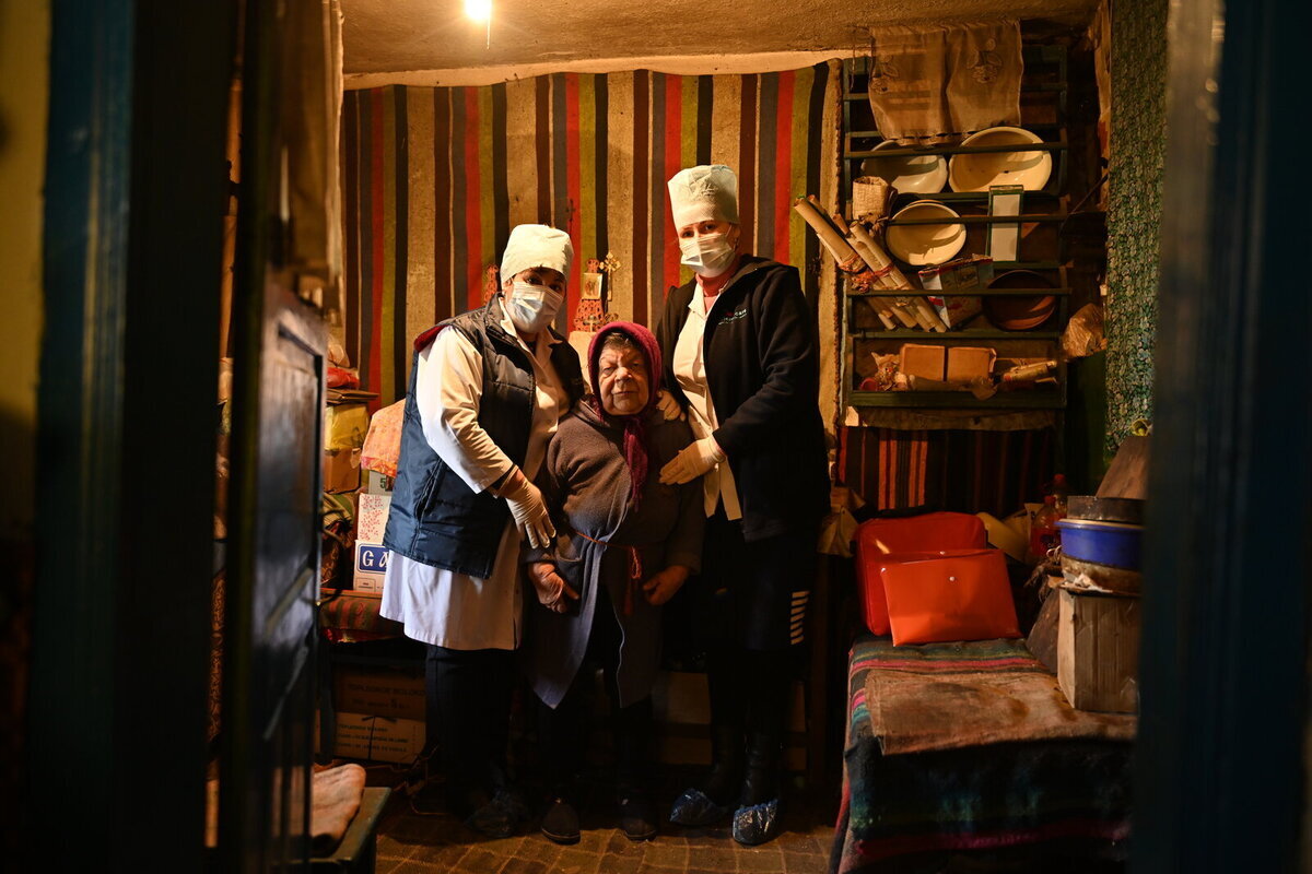 Asistentele de la centrul Sfânta Iuliana o vizitează pe Raisa acasă de cel puțin cinci ori pe săptămână Asistentele de la centrul Sfânta Iuliana o vizitează pe Raisa acasă de cel puțin cinci ori pe săptămână