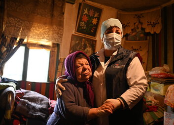 Raisa este dependentă de ajutorul altora. Serviciile centrului de îngrijire medico-social din Țaul sunt o binecuvântare pentru ea