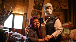 Raisa este dependentă de ajutorul altora. Serviciile centrului de îngrijire medico-social din Țaul sunt o binecuvântare pentru ea