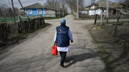 Cel mai important lucru este să vorbești cu ei, spune Viorica, asistenta medico-socială, despre bătrânii singuri din Moldova