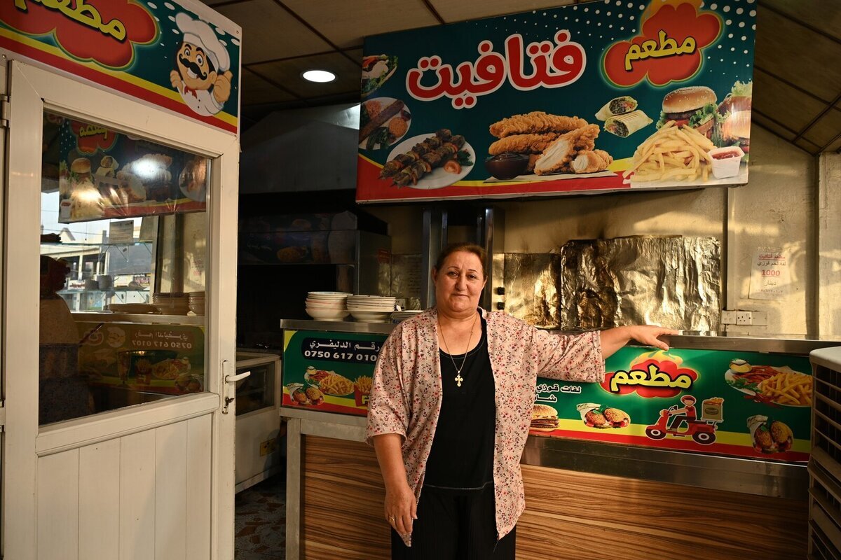 Maysun este o bucătăreasă care s-a întors în orașul ei natal după războiul cu Statul Islamic Maysun este o bucătăreasă care s-a întors în orașul ei natal după războiul cu Statul Islamic