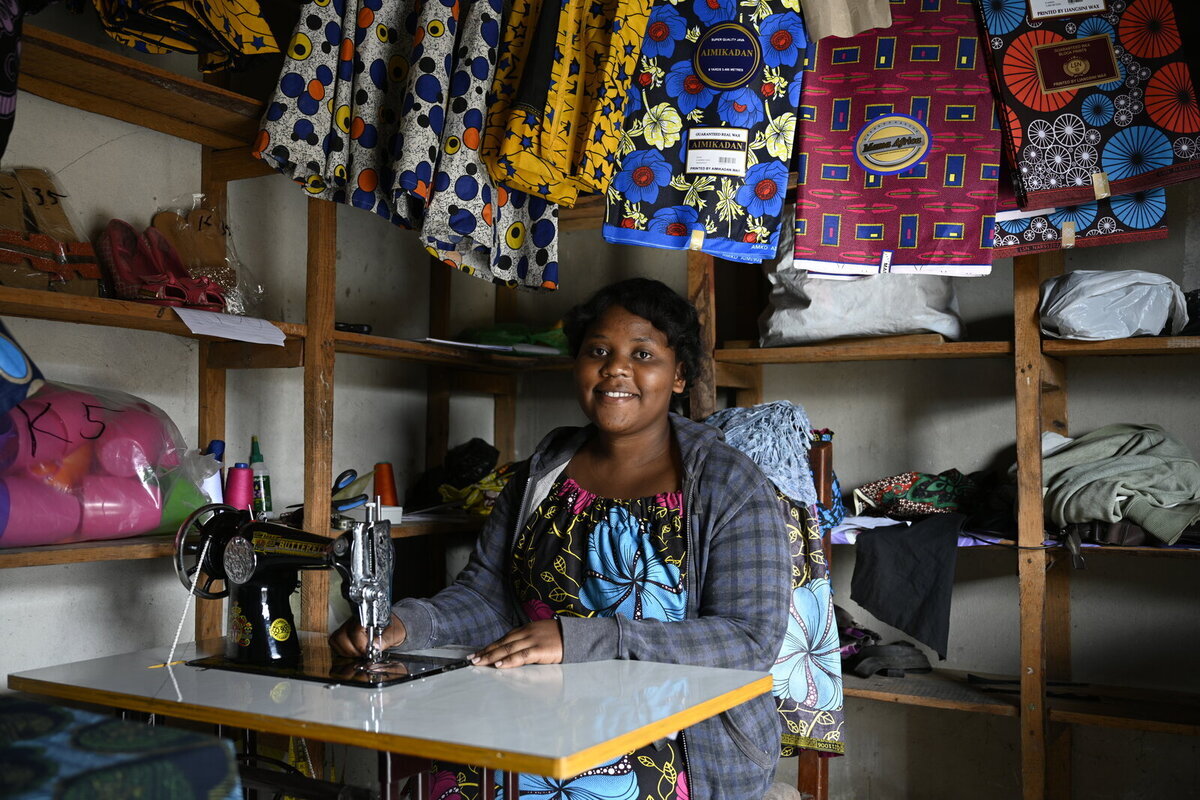 Datorită sprijinului acordat de Caritas Cehia, Esther a urmat un curs de șase luni unde a învățat croitoria Datorită sprijinului acordat de Caritas Cehia, Esther a urmat un curs de șase luni unde a învățat croitoria