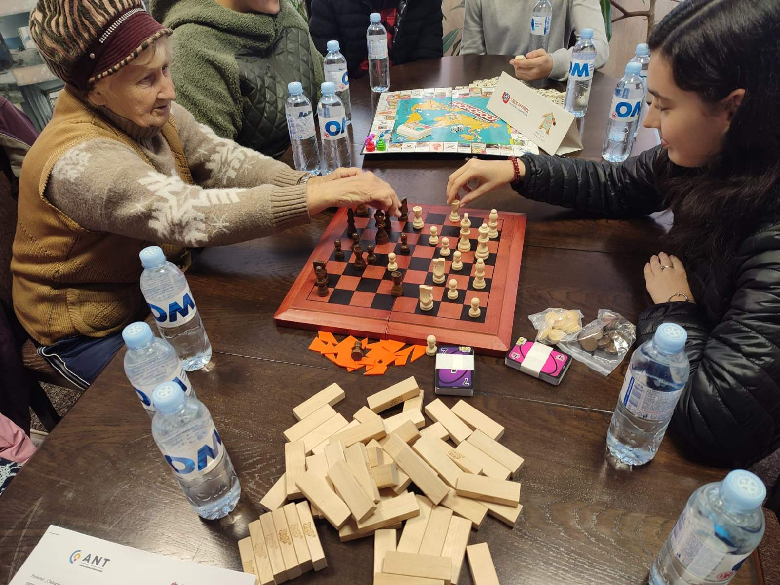 Ttinerii au desfășurat primele întâlniri ale cluburilor inter-generaționale și au organizat activități variate pentru vârstnici Ttinerii au desfășurat primele întâlniri ale cluburilor inter-generaționale și au organizat activități variate pentru vârstnici