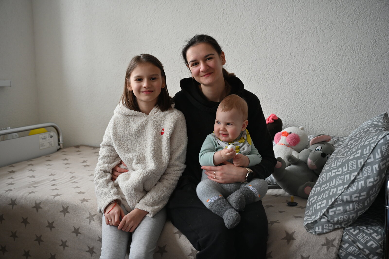 Până la război, Valentina Vozneak locuia în Serhiivka, un oraș din regiunea Odesa. Era contabilă la un centru de tratamente balneare și ducea o viață liniștită, alături de soțul și fiica ei Miroslava de 8 ani. Așteptau să devină părinți pentru a doua oară când a venit războiul. Daniil s-a născut în plin război, într-un spital din Odesa. La început, Valentina era optimistă. Credea că acest conflict va dura puțin și continua să lucreze de acasă, de la distanță, dorind să menține un minim de normalitate pentru familia sa. Însă, după un bombardament puternic care le-a a zguduit orașul, ea a înțeles că are nevoie de un loc mult mai sigur pentru copiii săi și a decis că e timpul să se refugieze în Moldova împreună cu mama sa. Refugiat în Moldova la doar 1 lună Valentina a ales Moldova datorită proximității cu Ucraina. Împreună cu copiii și mama sa, Svetlana (52 de ani) au traversat frontiera prin Palanca, cea mai apropiată și mai sigură rută disponibilă la acel moment. N-a fost o călătorie ușoară. Cu un bebeluș de doar 1 lună în brațe și cu Miroslava care îi adresa mereu întrebări despre unde merg și cine îi așteaptă acolo, Valentina și mama ei au reușit să treacă hotarul și să ajungă cu bine în Moldova. Familia a fost adăpostită într-un centru de plasare pentru refugiați din or. Călărași Până la război, Valentina Vozneak locuia în Serhiivka, un oraș din regiunea Odesa. Era contabilă la un centru de tratamente balneare și ducea o viață liniștită, alături de soțul și fiica ei Miroslava de 8 ani. Așteptau să devină părinți pentru a doua oară când a venit războiul. Daniil s-a născut în plin război, într-un spital din Odesa. La început, Valentina era optimistă. Credea că acest conflict va dura puțin și continua să lucreze de acasă, de la distanță, dorind să menține un minim de normalitate pentru familia sa. Însă, după un bombardament puternic care le-a a zguduit orașul, ea a înțeles că are nevoie de un loc mult mai sigur pentru copiii săi și a decis că e timpul să se refugieze în Moldova împreună cu mama sa. Refugiat în Moldova la doar 1 lună Valentina a ales Moldova datorită proximității cu Ucraina. Împreună cu copiii și mama sa, Svetlana (52 de ani) au traversat frontiera prin Palanca, cea mai apropiată și mai sigură rută disponibilă la acel moment. N-a fost o călătorie ușoară. Cu un bebeluș de doar 1 lună în brațe și cu Miroslava care îi adresa mereu întrebări despre unde merg și cine îi așteaptă acolo, Valentina și mama ei au reușit să treacă hotarul și să ajungă cu bine în Moldova. Familia a fost adăpostită într-un centru de plasare pentru refugiați din or. Călărași