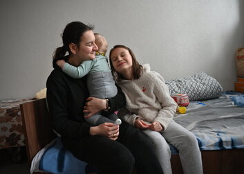 Copiii mei cresc în liniște, departe de bombardamente, dar și de casă, spune Valentina, refugiată în Moldova 