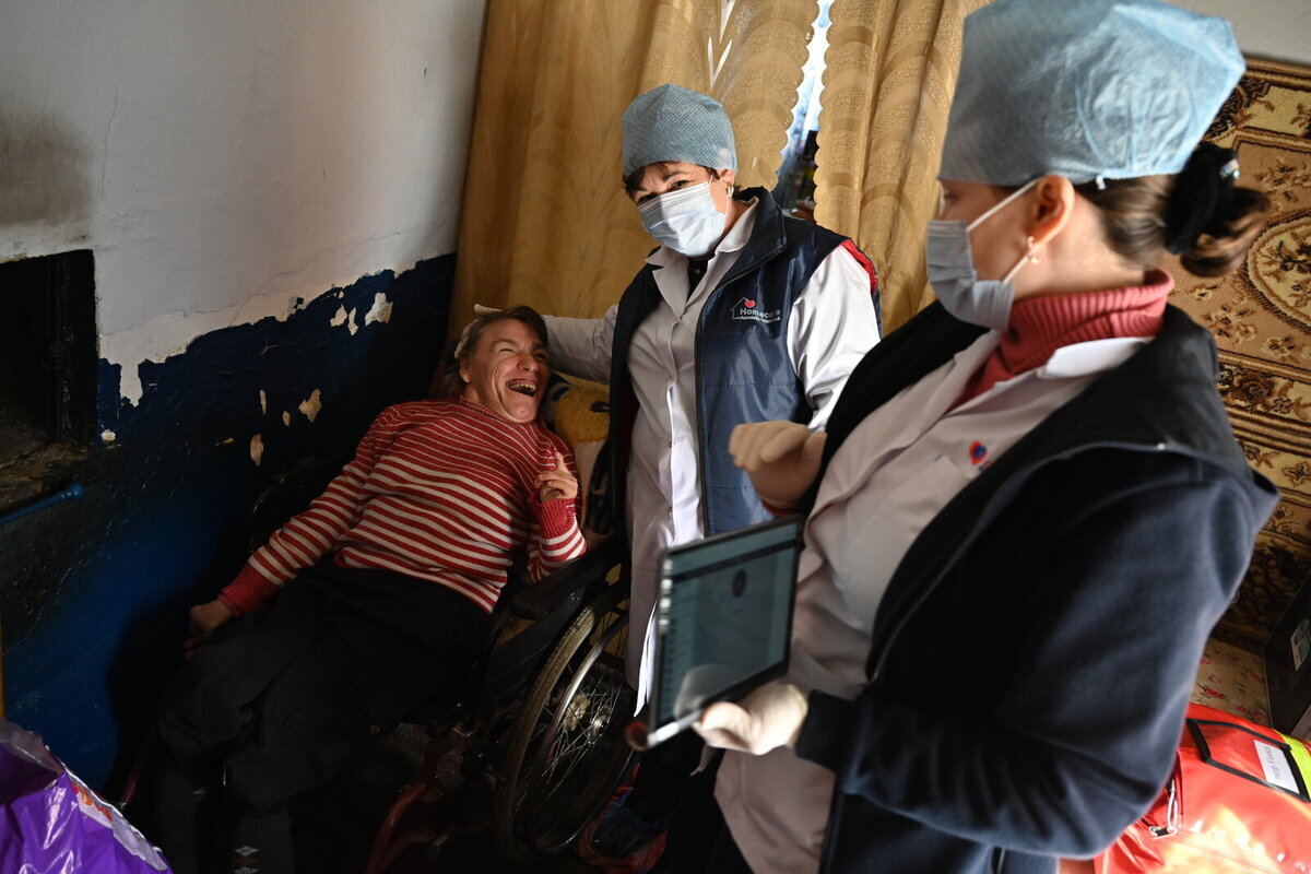 Oksana împreună cu îngrijitoarele Oksana împreună cu îngrijitoarele