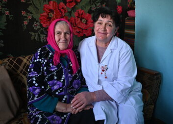 Asistenta medicală este ca o fiică pentru mine, spune Maria din Moldova, care dispune de serviciile unui centru de îngrijire la domiciliu.