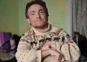 Mihai din Moldova nu se poate descurca fără ajutorul celor care îl îngrijesc. Caritas Cehia îi oferă asistență medicală și socială.