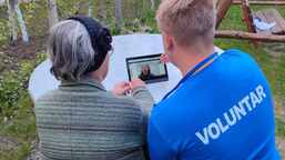 Oamenii sunt fericiți că se pot consulta cu un specialist prin telemedicină, spun Ana și Radu, voluntari din Moldova