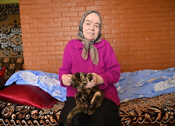 Eugenia din Moldova locuiește departe de spital. Datorită ajutorului nostru, ea beneficiază de îngrijire medicală în confortul casei sale