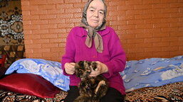 Eugenia din Moldova locuiește departe de spital. Datorită ajutorului nostru, ea beneficiază de îngrijire medicală în confortul casei sale