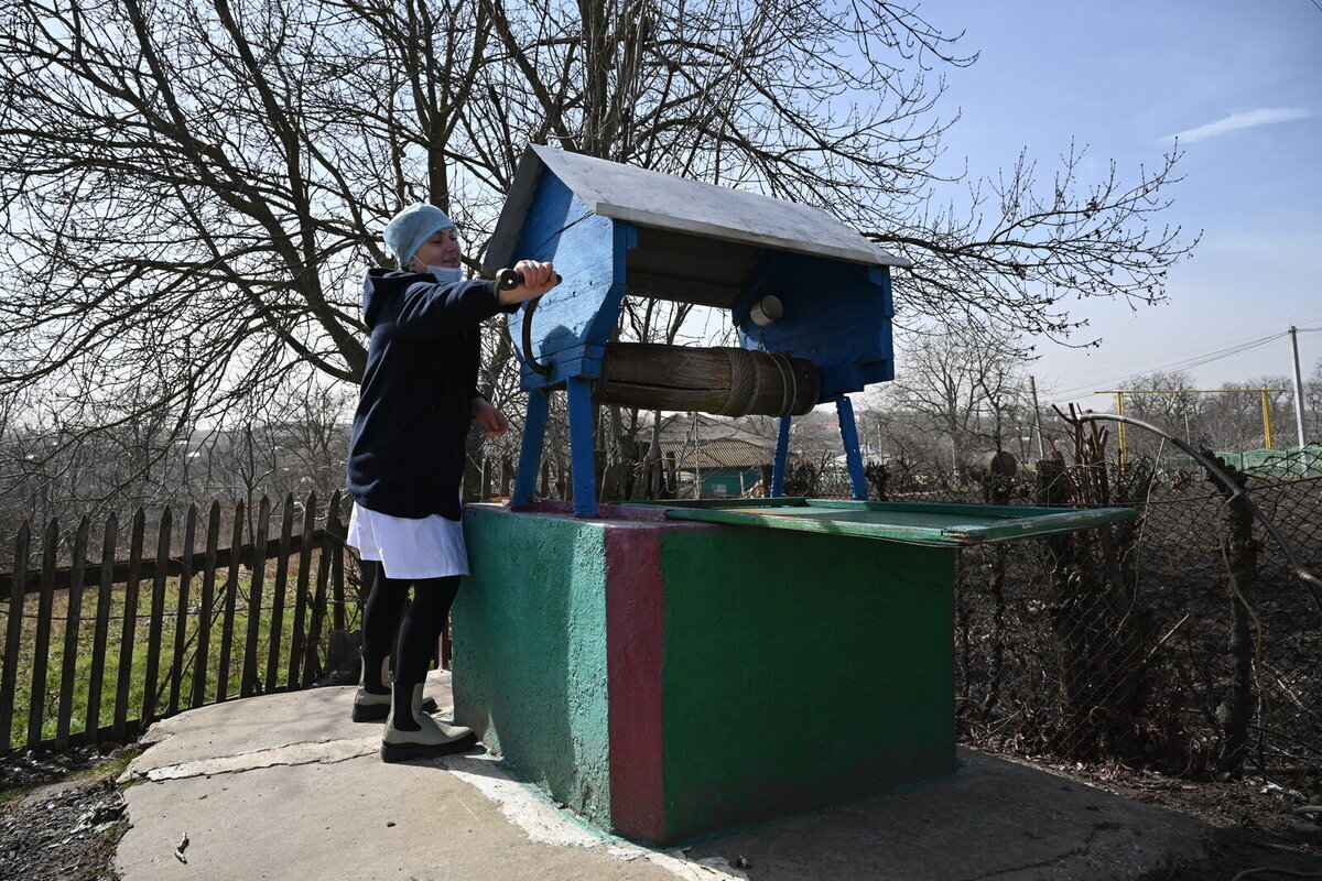 Lucratorii social ajuta oamenii cu treburile casnice Lucratorii social ajuta oamenii cu treburile casnice