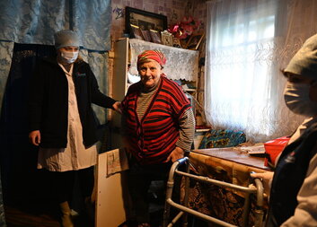 Liudmila din Moldova depinde de ajutorul altor persoane. Datorită serviciilor unui centru de îngrijire la domiciliu și telemedicinei, ea primește îngrijirea de care are nevoie