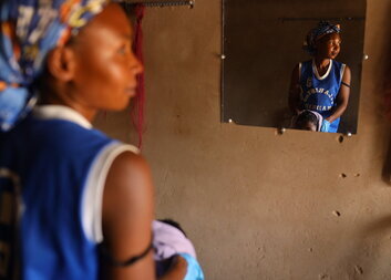 5 moduri în care crizele și conflictele afectează femeile din întreaga lume